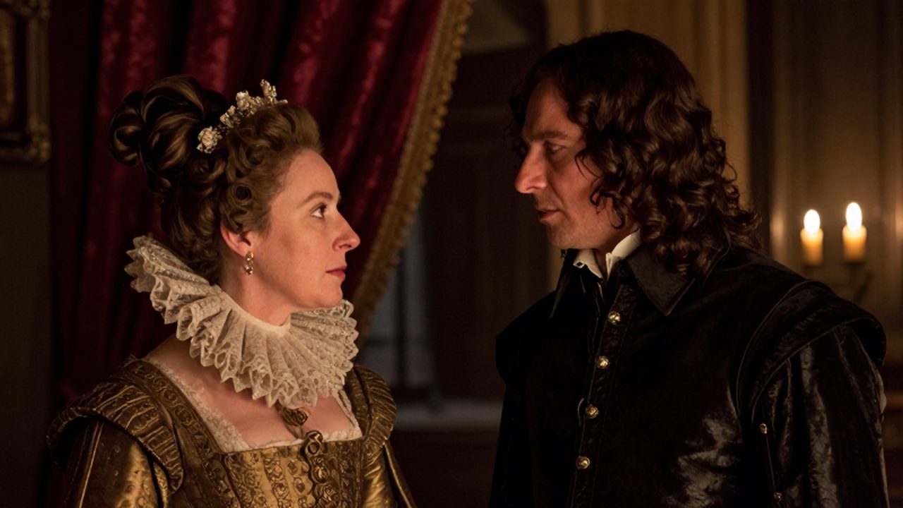 Isabel I y Sir Walter Raleigh comparten una mirada intensa en una estancia de palacio iluminada por la luz de las velas.