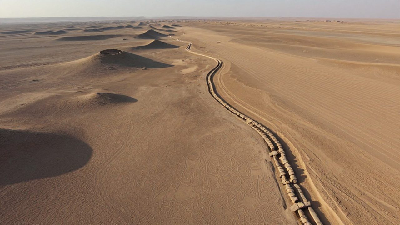 Vista aérea de los antiguos geoglifos grabados en el desierto de Palpa bajo la luz del amanecer.