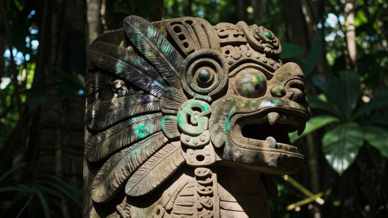 Escultura detallada de la serpiente emplumada Quetzalcóatl entre la vegetación de la selva mesoamericana.